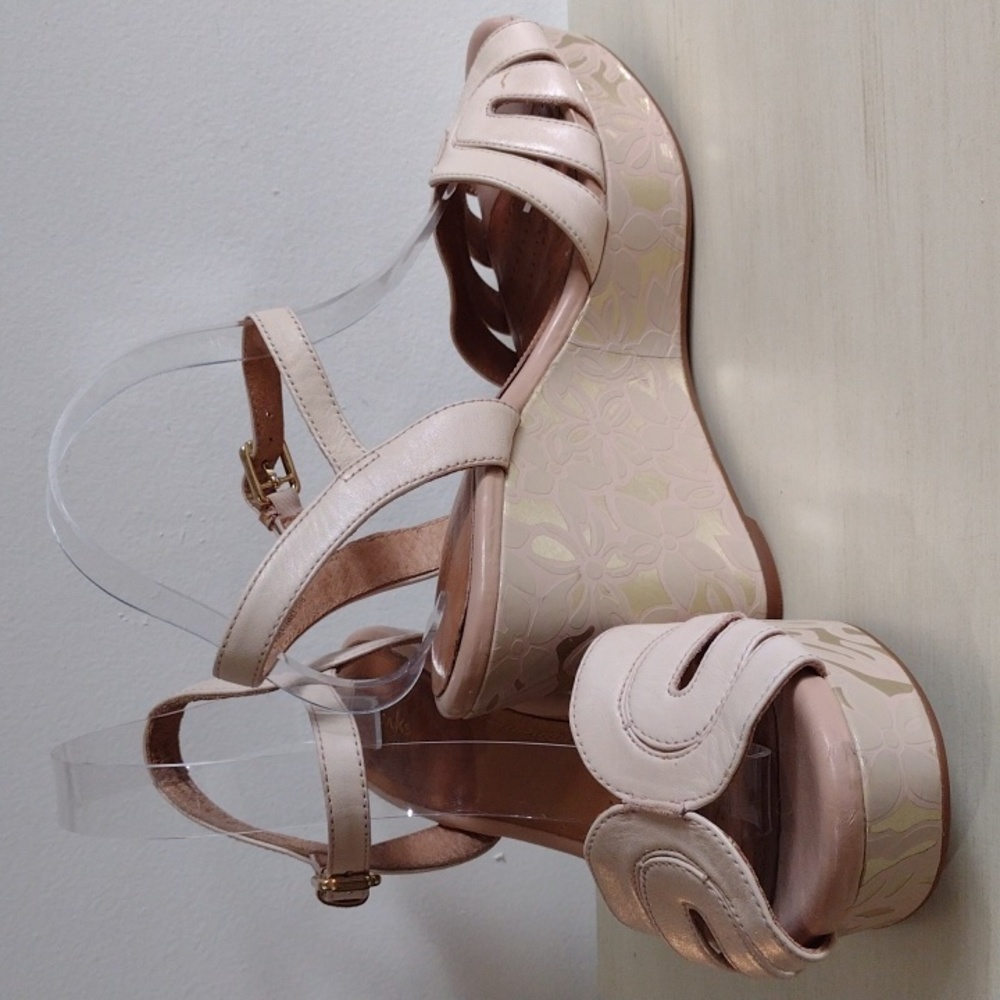 Clarks platform sandals in cream leather size 9.5 new without tags!